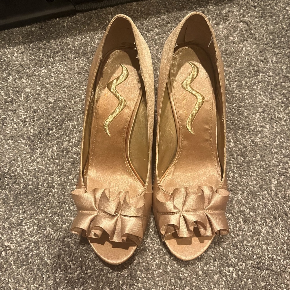 Nina Gold Peep Toe Ruffle size 6.5